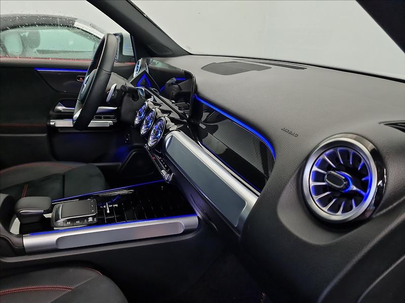 Mercedes-Benz GLB 200 4MATIC AMG Line - fotka 17 z 22