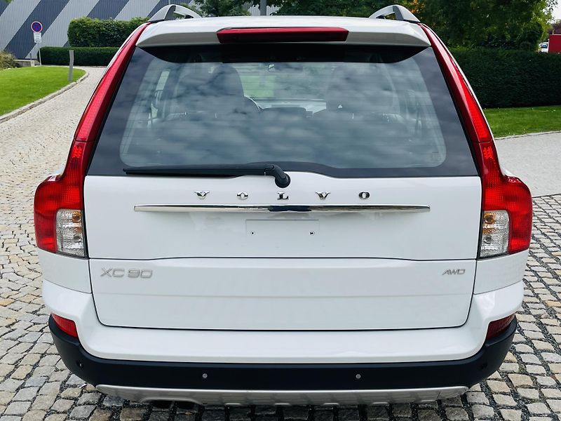 Volvo XC90 2.4D5 4x4 AUT VÝHŘEV SENZORY - fotka 14 z 40