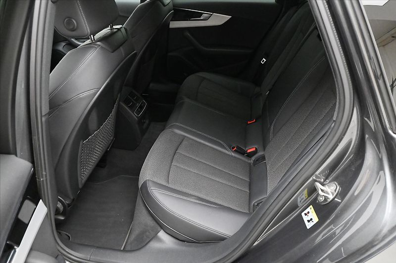 Audi A4 2,0 TDI 120kW S-LINE S-Tronic - fotka 13 z 26