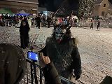 Čertovský průvod Krahulčím ve sněhu. Pekelníci měli sraz na velkém parkovišti u masny.