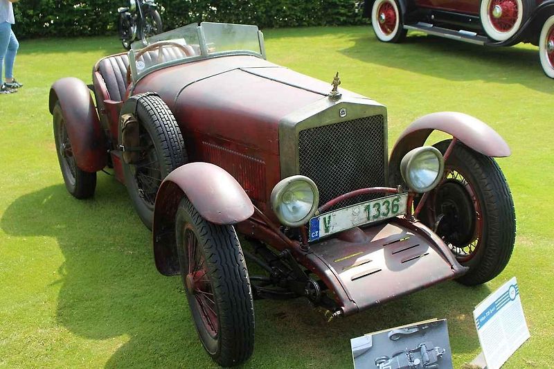 Výstava Automobilové klenoty se konala na golfovém hřišti v Praze Hostivaři
