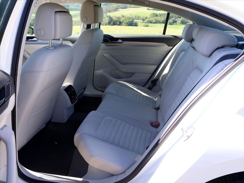 Volkswagen Passat 2.0 TDI 147kW DSG CZ Elegance - fotka 14 z 33