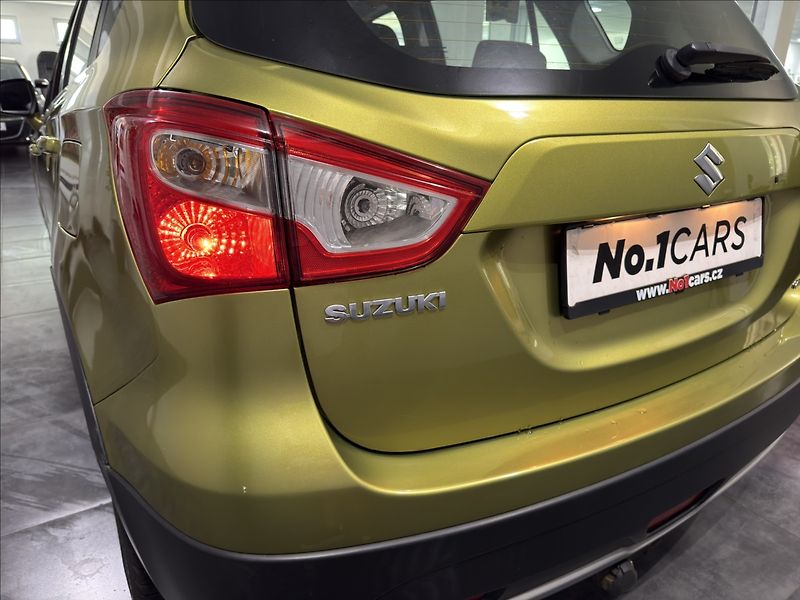 Suzuki SX4 S-Cross 1,6   VVTi 4X4 KEY-LESS VÝHŘEV - fotka 26 z 38