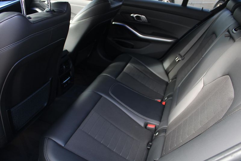 BMW Řada 3 (2019) 320d KŮŽE LED AUTOMAT TEMPOMAT - fotka 14 z 26