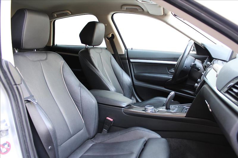 BMW Řada 3 320i GT / xDrive / HUD / 360° - fotka 32 z 49