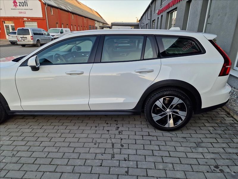 Volvo V60 D4 Cross Country AWD,ČR,1.Maj - fotka 45 z 50