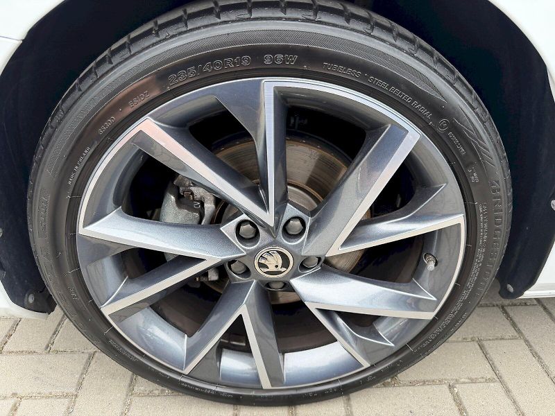 Škoda Superb (2024) Combi 2.0TSI 140kW DSG SportLi - fotka 35 z 35