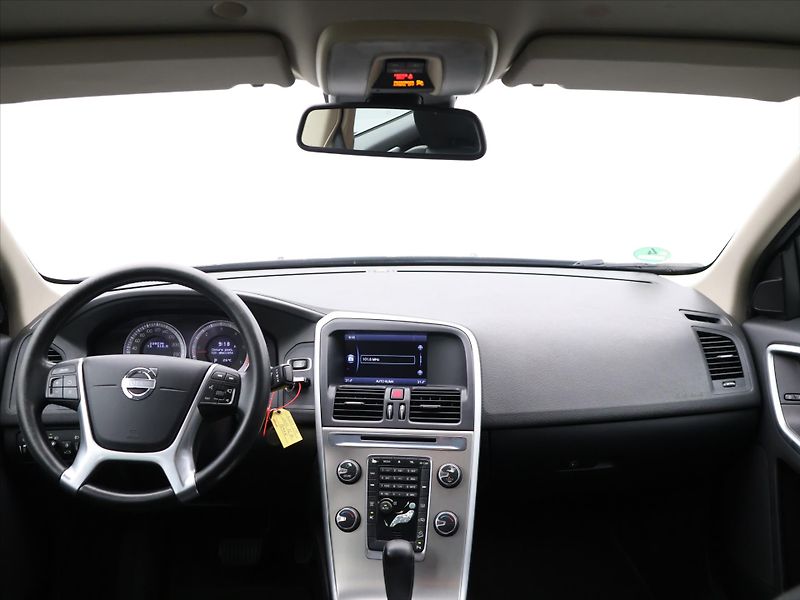 Volvo XC60 2,4 D3 120kW Momentum AWD AUT - fotka 26 z 33