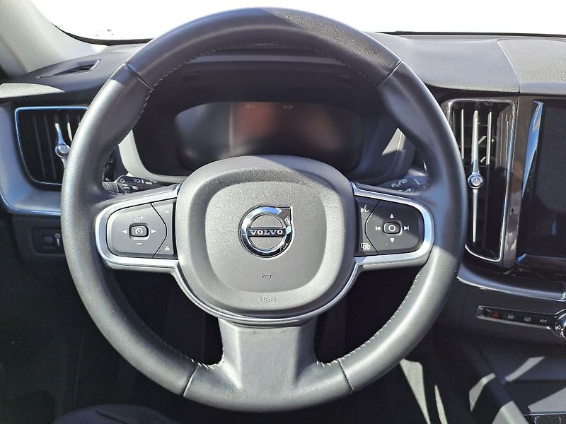 Volvo XC60 Momentum Pro B4 AWD 145kW - fotka 13 z 29