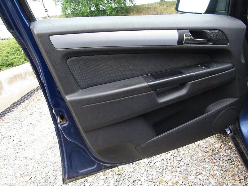 Opel Zafira (2005) 1.6 16V  7 MÍST - fotka 18 z 35