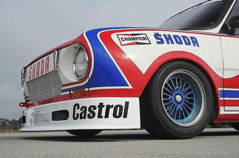 Škoda 130 RS. Vlevo je okruhová verze z roku 1981, vpravo soutěžní provedení z roku 1977.