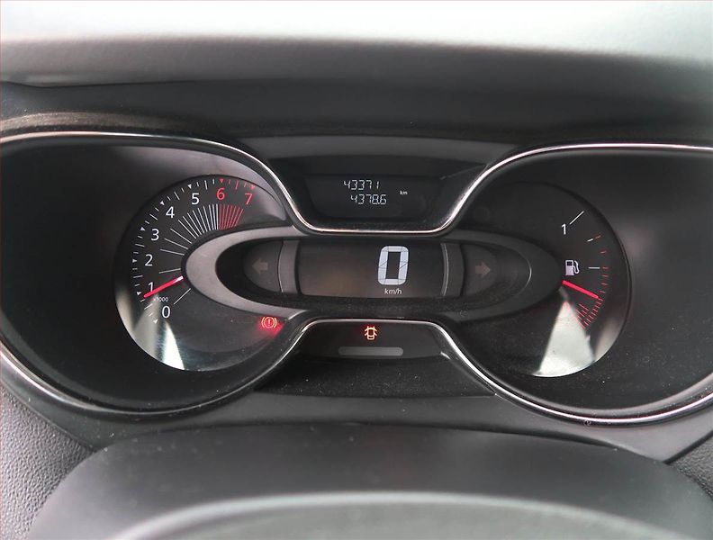 Renault Captur (2017) 1.2 TCe, Tempomat - fotka 11 z 13