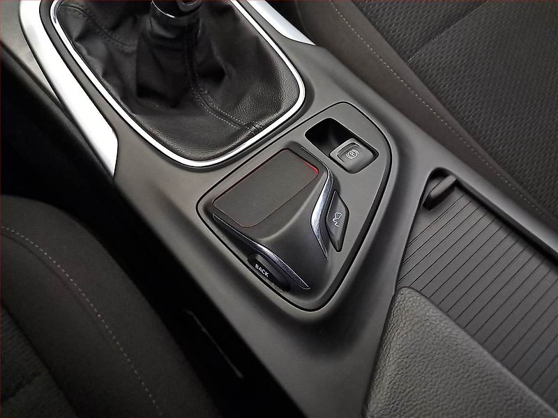 Opel Insignia (2015) 2.0 CDTI, Navi, Tempomat - fotka 17 z 23