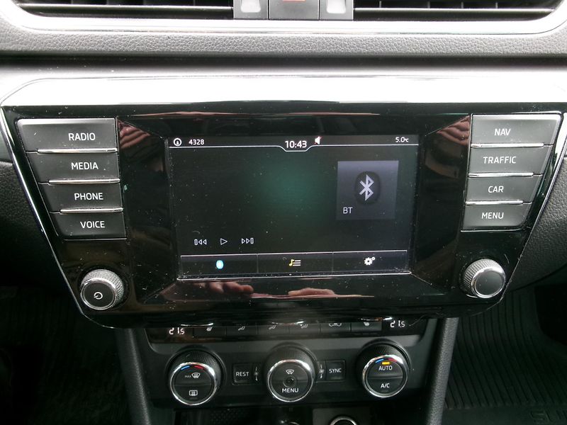 Škoda Superb (2015) 2,0TDI NAVI ACC 4x4 - fotka 25 z 36