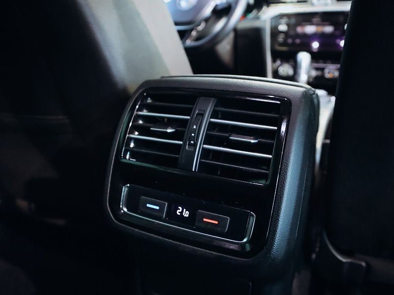 Volkswagen Passat 2.0TDI DSG R-Line 140kW 4M - fotka 13 z 27