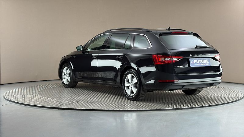 Škoda Superb 2.0 TDI Ambition Combi - fotka 2 z 24