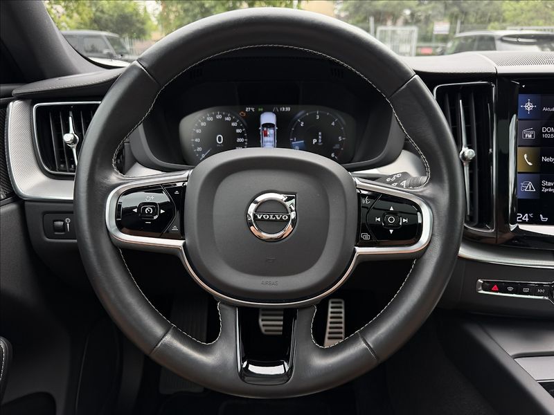 Volvo XC60 B4 2.0d 4X4 R-Design - fotka 13 z 29