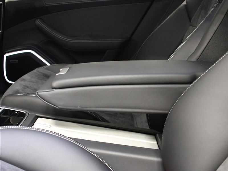 Porsche Panamera 4,0 GTS 368 kW zánovní stav - fotka 32 z 36