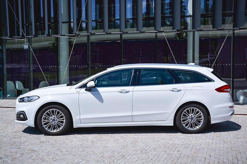 Ford Mondeo (2021) 2.0 138kw Hybrid ecvT TITANIUM - fotka 21 z 32