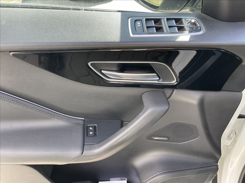 Jaguar F-Pace 3,0 d 221kw AWD Aut. DPH - fotka 23 z 37