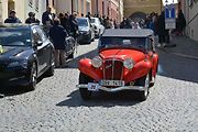 Automobiloví a motocykloví veteráni se vydali v neděli na tradiční jízdu Ze zámku na hrad. Start byl na Horním náměstí v Přerově, kde si lidé užili bohatý program.