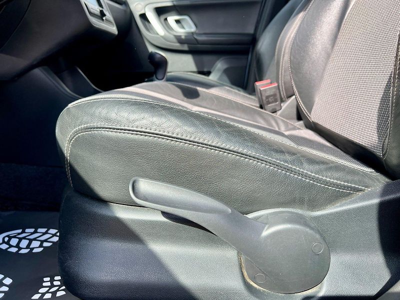 Škoda Roomster (2009) 1.6i 77 kW - fotka 17 z 19