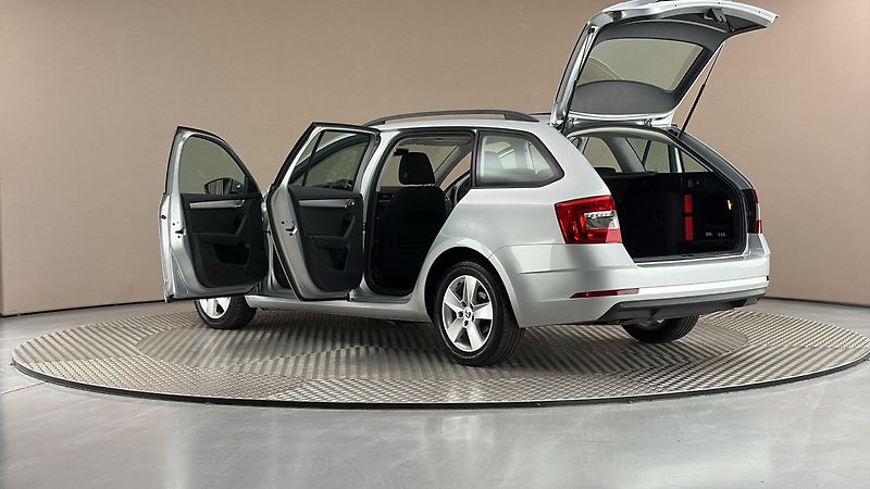 Škoda Octavia 1.6 TDI Ambition Combi - fotka 7 z 24