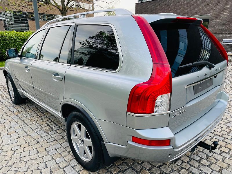 Volvo XC90 2.4 D5 4x4 AUT SERVISKA TAŽNÉ - fotka 17 z 49