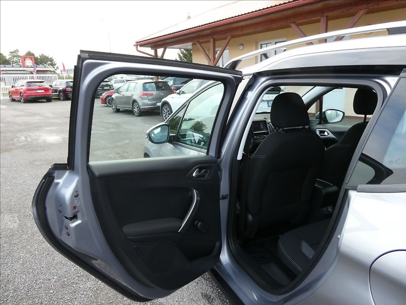 Peugeot 2008 1,2 PureTech 81kW AUTOMAT, ČR - fotka 19 z 38