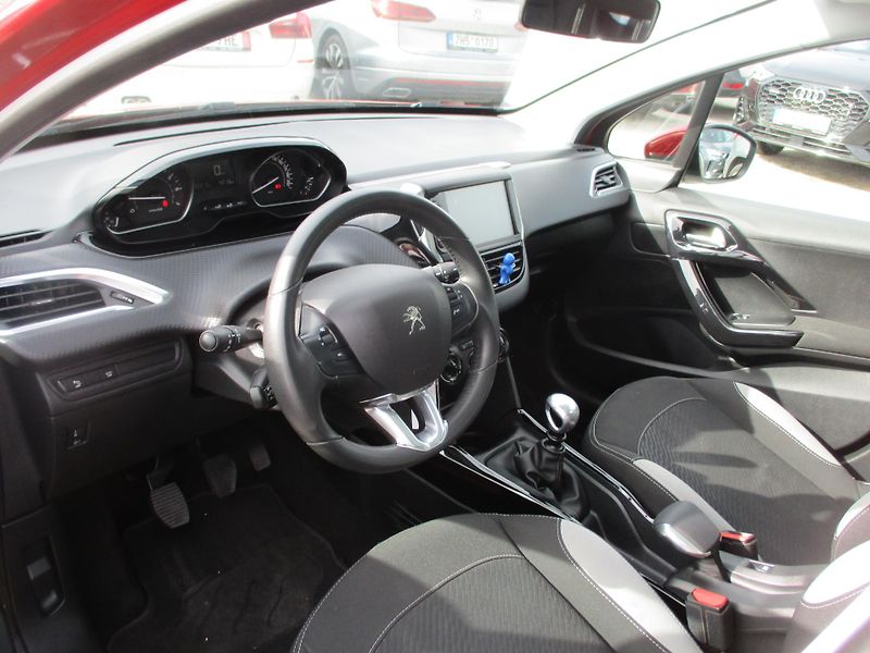 Peugeot 2008 (2019) 1,2 Pure Tech - fotka 11 z 12