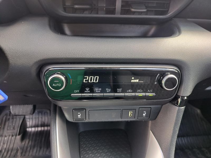 Toyota Yaris 1.5 VVT-i Hybrid - fotka 17 z 27