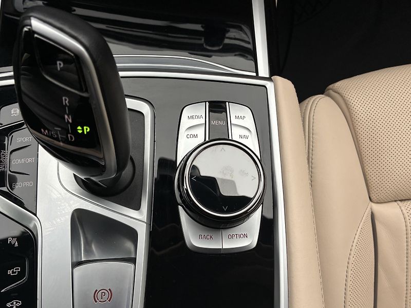 BMW Řada 7 4,4 390kW 750Li xDrive CZ - fotka 31 z 39