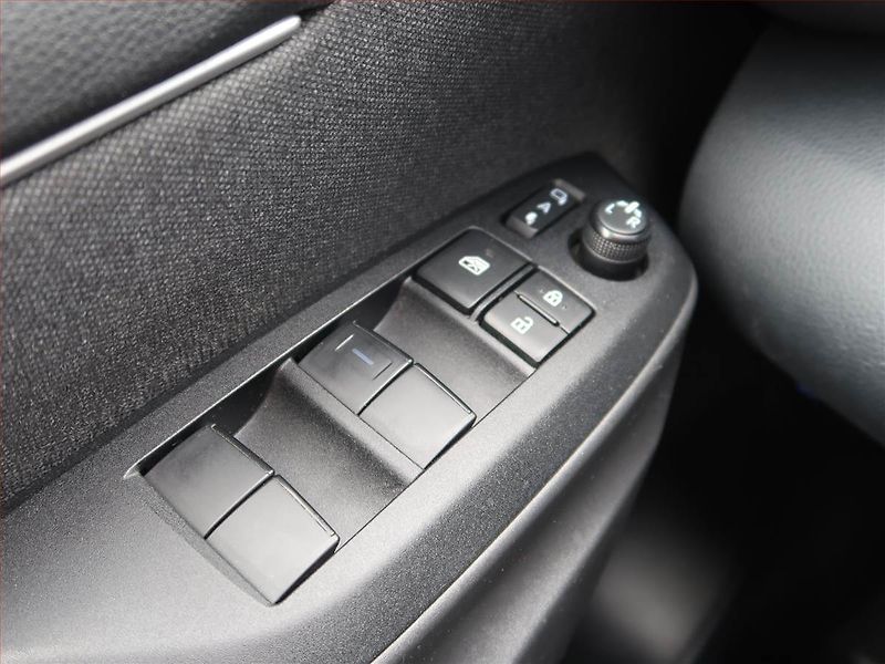 Toyota Yaris (2022) Style 1.5 VVT-i Hybrid - fotka 18 z 18