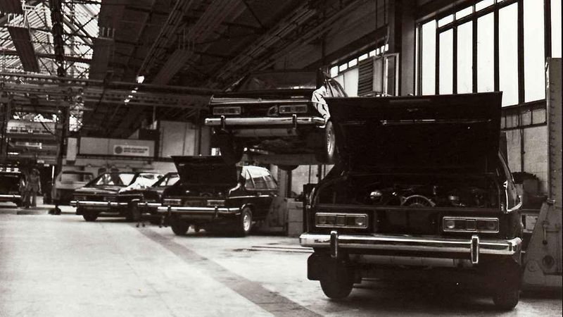 Tatra 603 před branou závodu Příbor