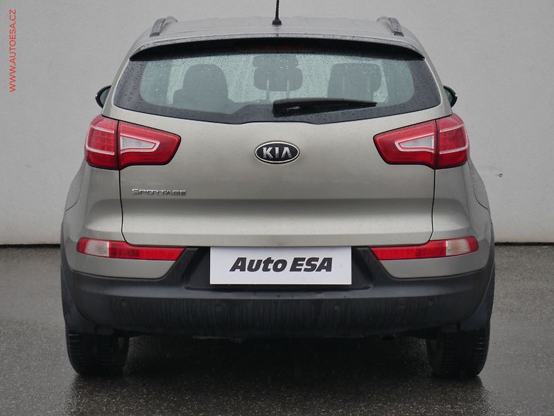 Kia Sportage (2012) 2.0 CRDi 4x4, ČR, AT, park - fotka 5 z 21