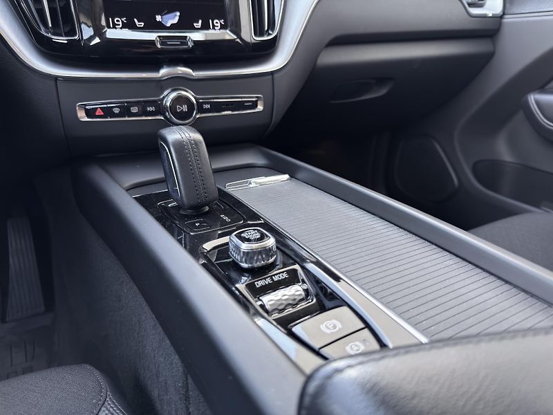 Volvo XC60 B4 AWD (nafta) // REZERVACE - fotka 22 z 47