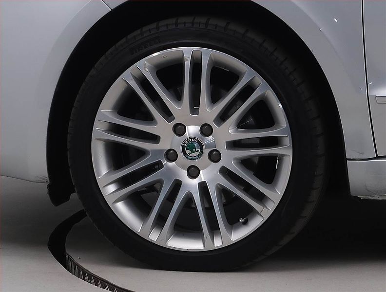 Škoda Superb (2011) 1.4 TSI, Serv.kniha, Xenony - fotka 14 z 16