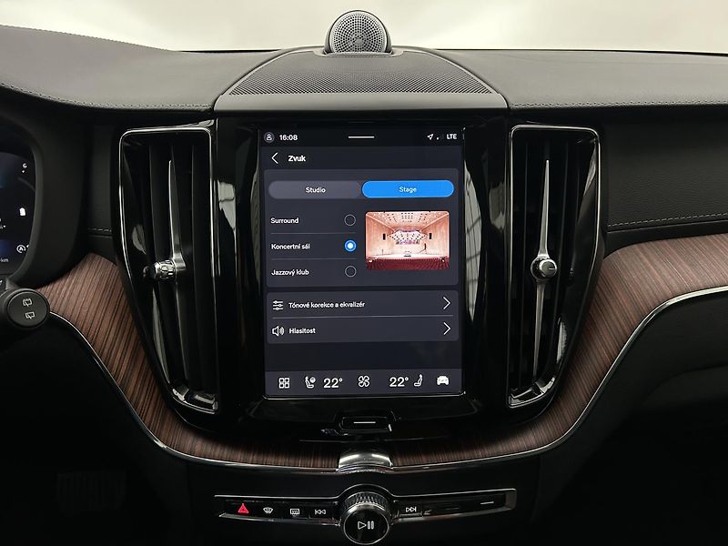 Volvo XC60 2.0  B4 4x4 ULTIMATE - fotka 30 z 34