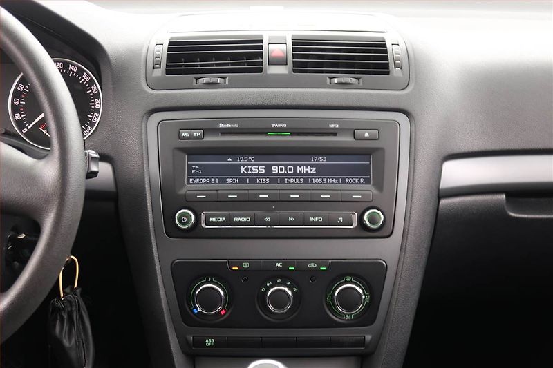 Škoda Octavia (2011) 1.6 TDI, Tempomat - fotka 12 z 15