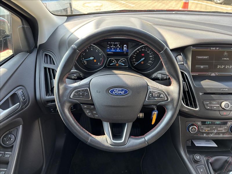 Ford Focus 1,5 Race Red 110 kW - fotka 15 z 32