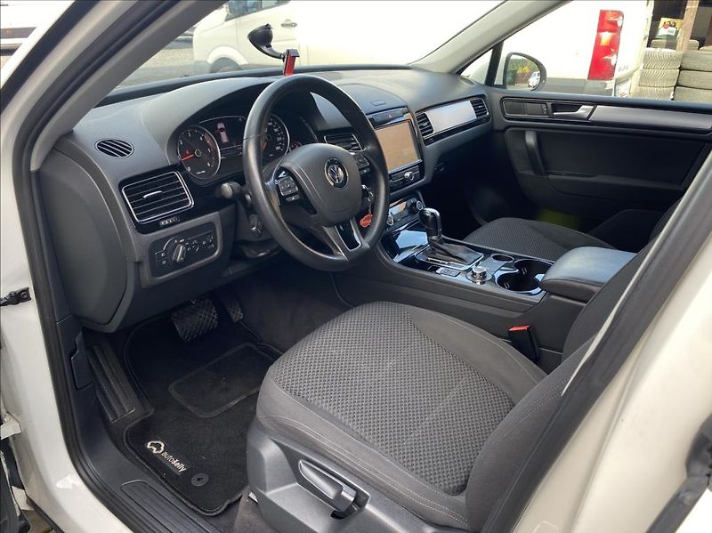 Volkswagen Touareg 3,0 TDI V6 4motion / záruka - fotka 11 z 47