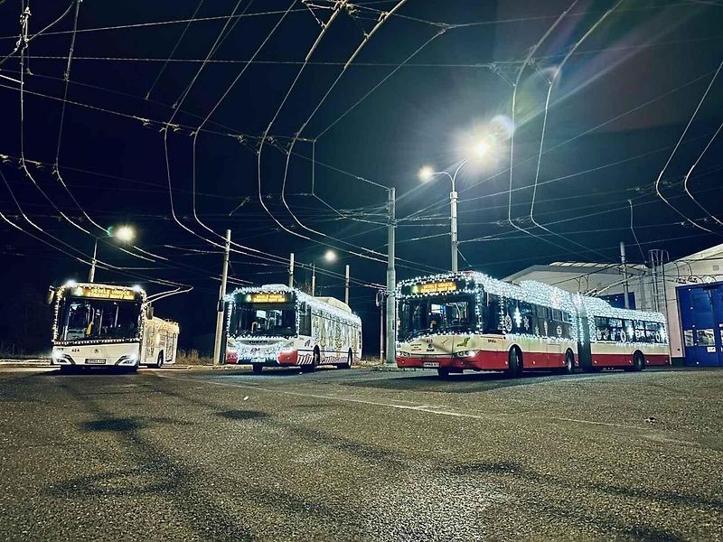 Praha má hned několik vánočních tramvají.