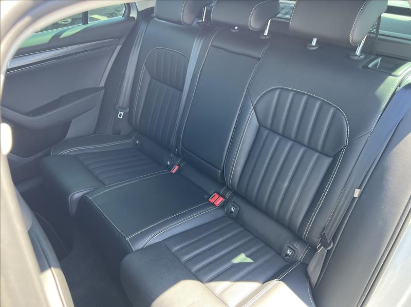 Škoda Superb 2,0 TDI DSG Premium Edition - fotka 12 z 42