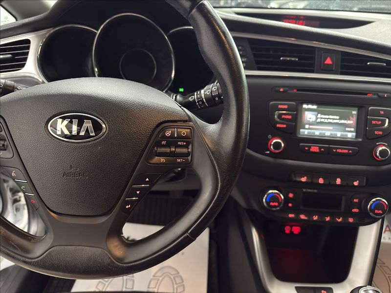 Kia Ceed 1,6   GDI KAMERA VÝHŘEV 61TKM - fotka 10 z 31