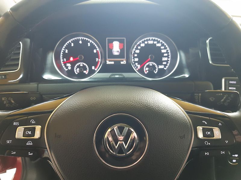 Volkswagen Golf 1.4 TSI NAVI XENON WEBASTO - fotka 15 z 26