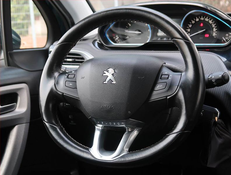Peugeot 2008 (2018) 1.2 PureTech, Serv.kniha, Kůže - fotka 17 z 19
