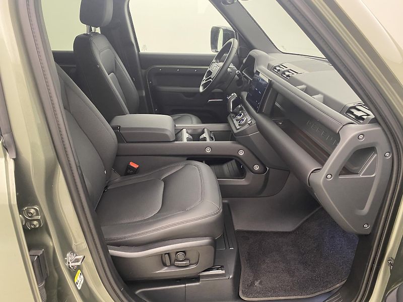 Land Rover Defender 110 D300 X-DYNAMIC SE AWD CZ - fotka 23 z 46