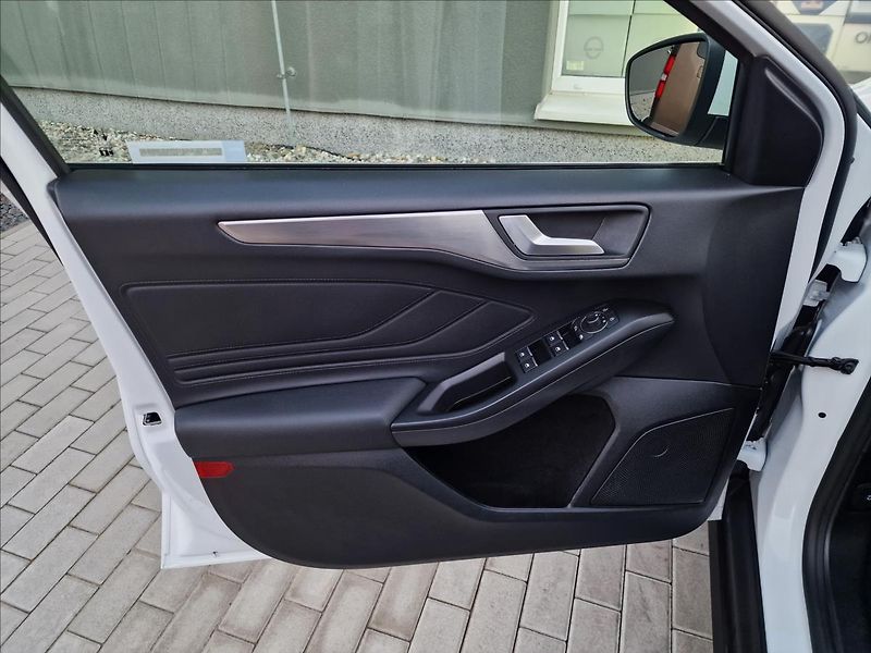 Ford Focus 1.5TDCI Titanium,ČR,1.Majitel - fotka 35 z 46
