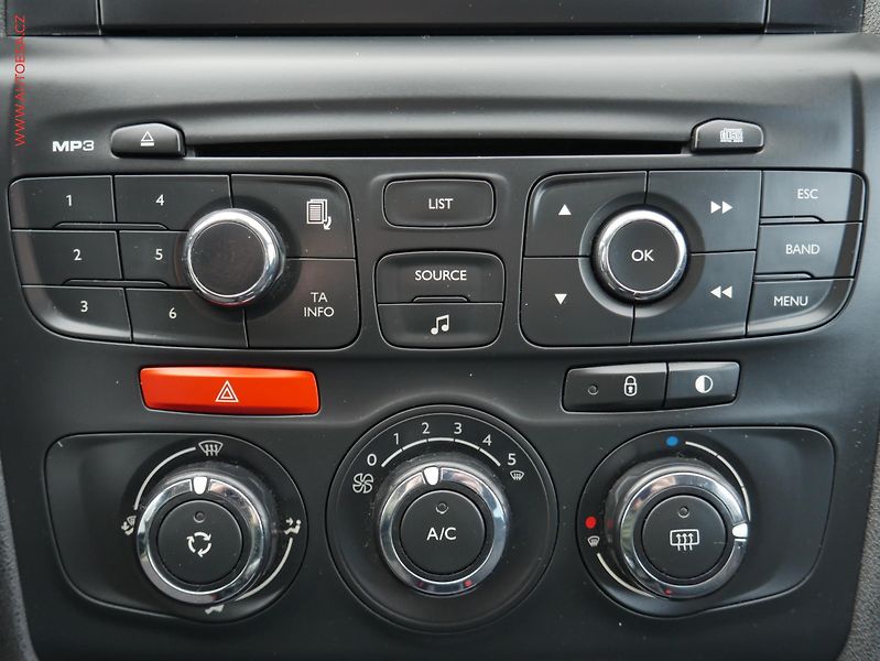 Citroën C4 (2011) 1.6i, ČR, AC, temp, park - fotka 15 z 18