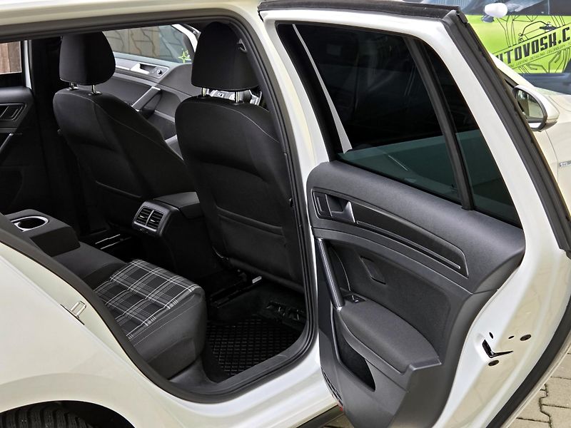 Volkswagen Golf 2,0GTD 135kW DSG, DPH, SERVIS  - fotka 25 z 51